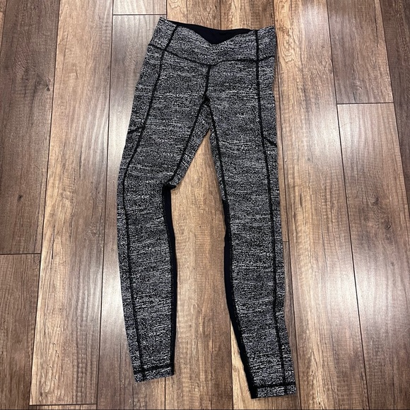 EUC Lululemon legging 28” - Picture 1 of 3